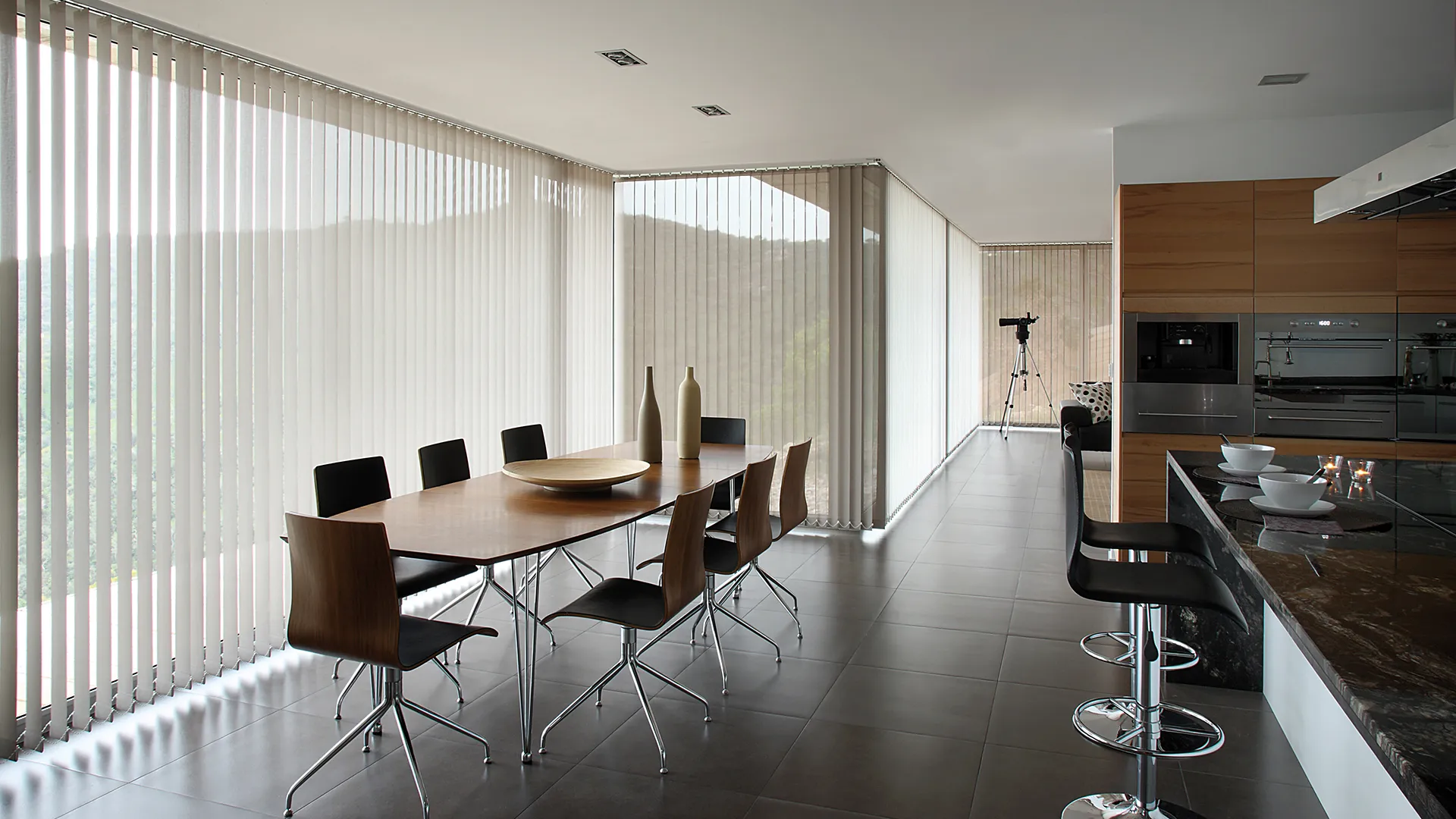 Persianas Verticales Lima - PVC y Tela para Grandes Ventanales y Oficinas | MAGGILUX